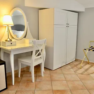 Otel Sourire, Roma